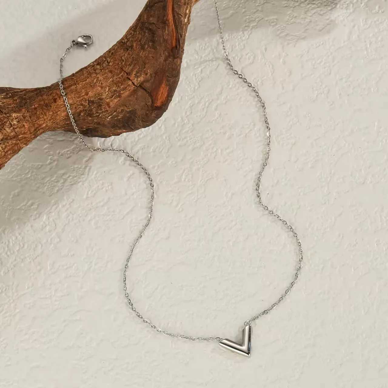 Fashion Brand V Letter Pendant Necklace Stainless Steel Jewelry for Women Mom V-Shaped Female Chain Vintage Birthday GiftXJ250121