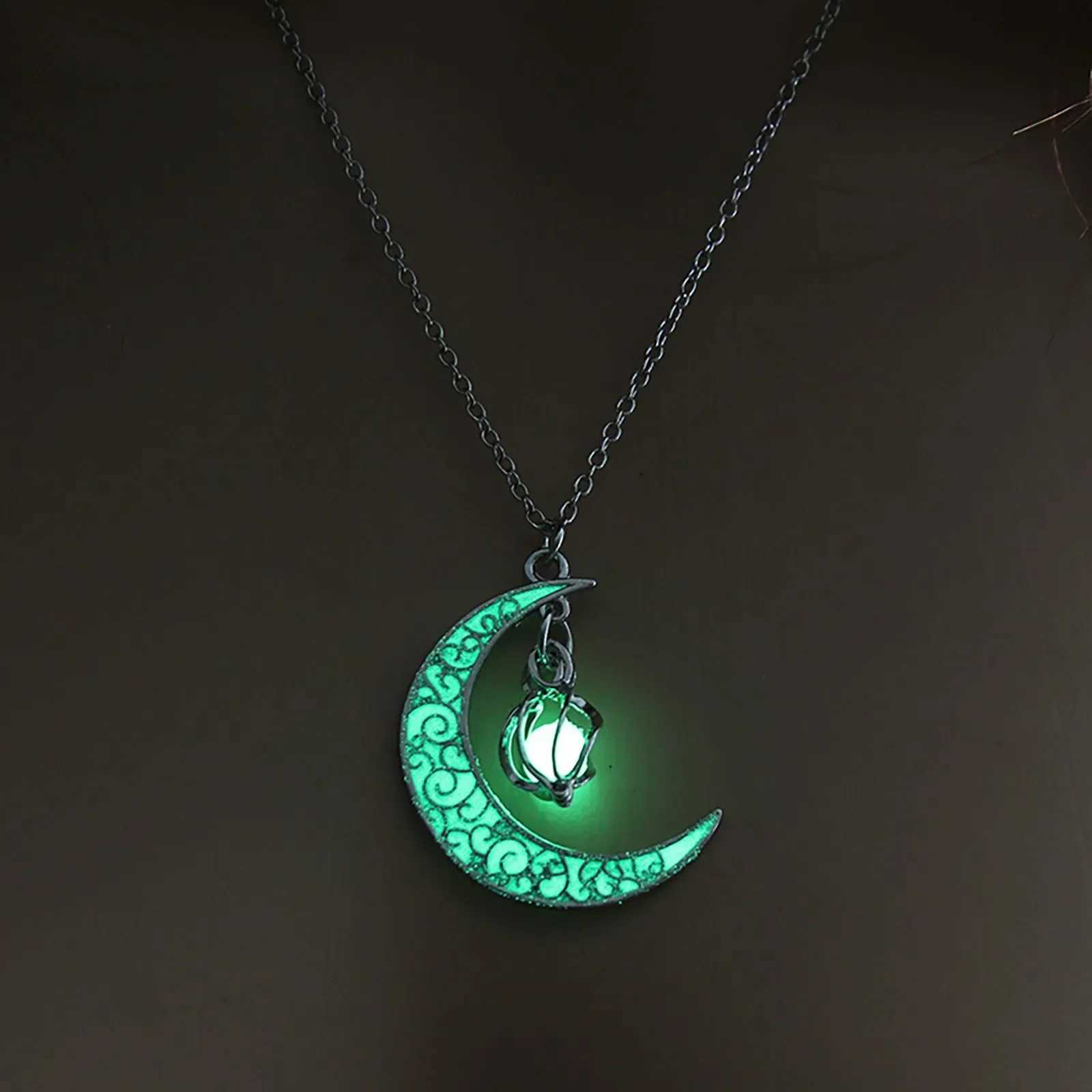 Womens Teen Girls Luminous Moon Necklace Moon Pendants Chain Choker Glow in The Dark Necklace Jewellery Gifts XJ250121
