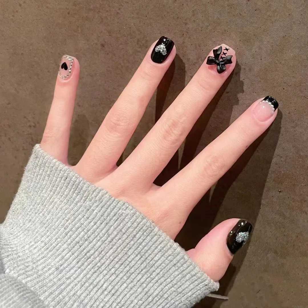 Short French Fake Nails Black Bow Design Press on Nail Tips with Glitter Love Heart Pattern Artificial Nail Tips for Girls 24pcsW250120