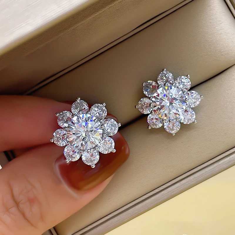 COSFIX Moissanite Necklace For Women 1 CT D Color VVS1 Excellent Cut Round Diamond Sunflower Pendant Necklace 925 Silver JewelryXJ250114