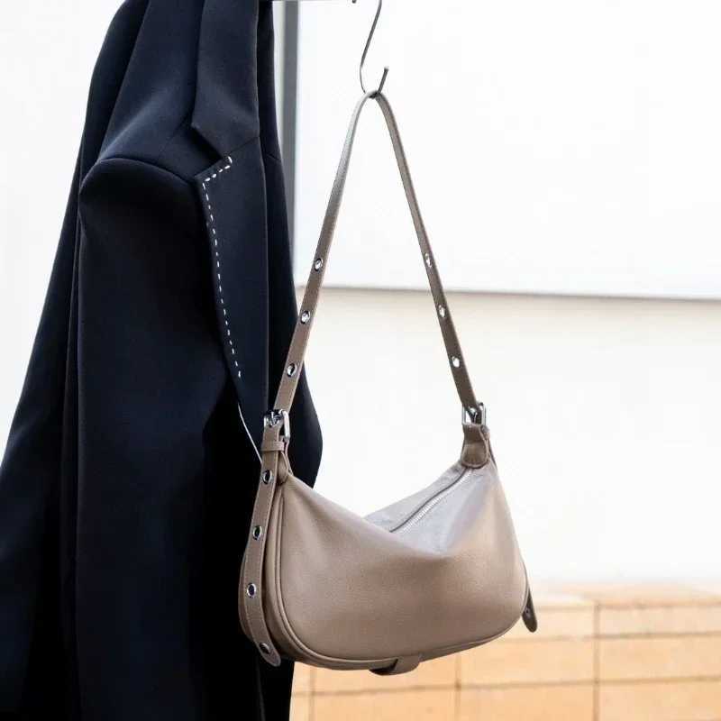 Womens Underarm Shoulder Bag Cow Leather Good Quality Fiable Versatile Commuting Handbag Real Cowhide Lady Crossbody HoboXJ250121