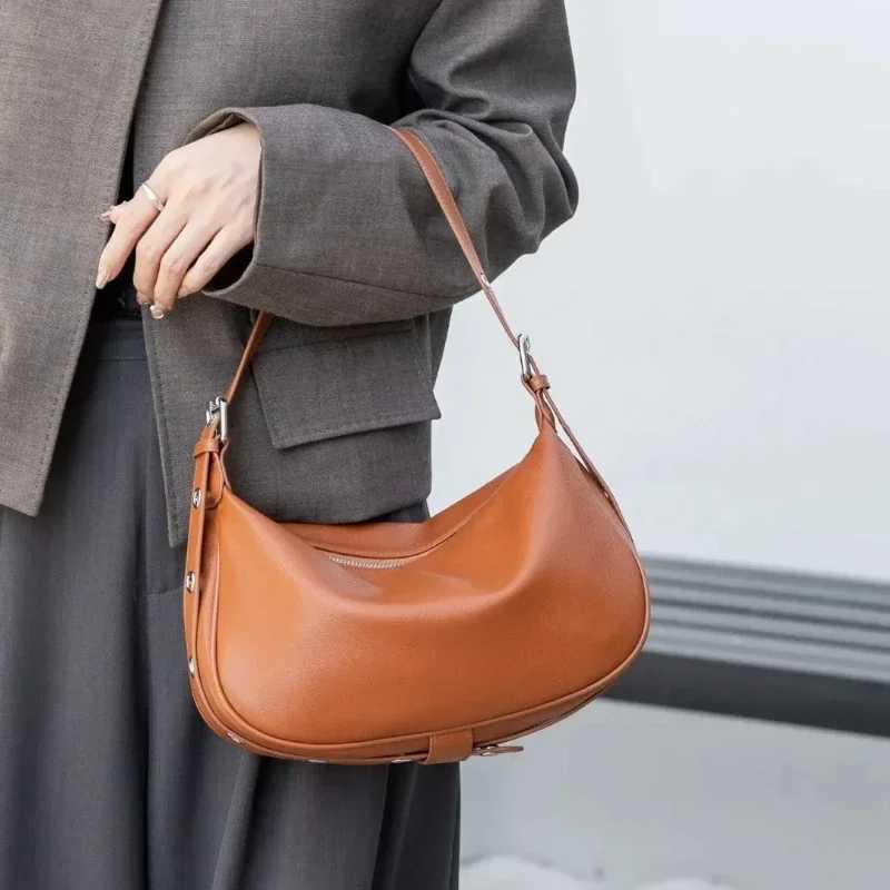 Womens Underarm Shoulder Bag Cow Leather Good Quality Fiable Versatile Commuting Handbag Real Cowhide Lady Crossbody HoboXJ250121