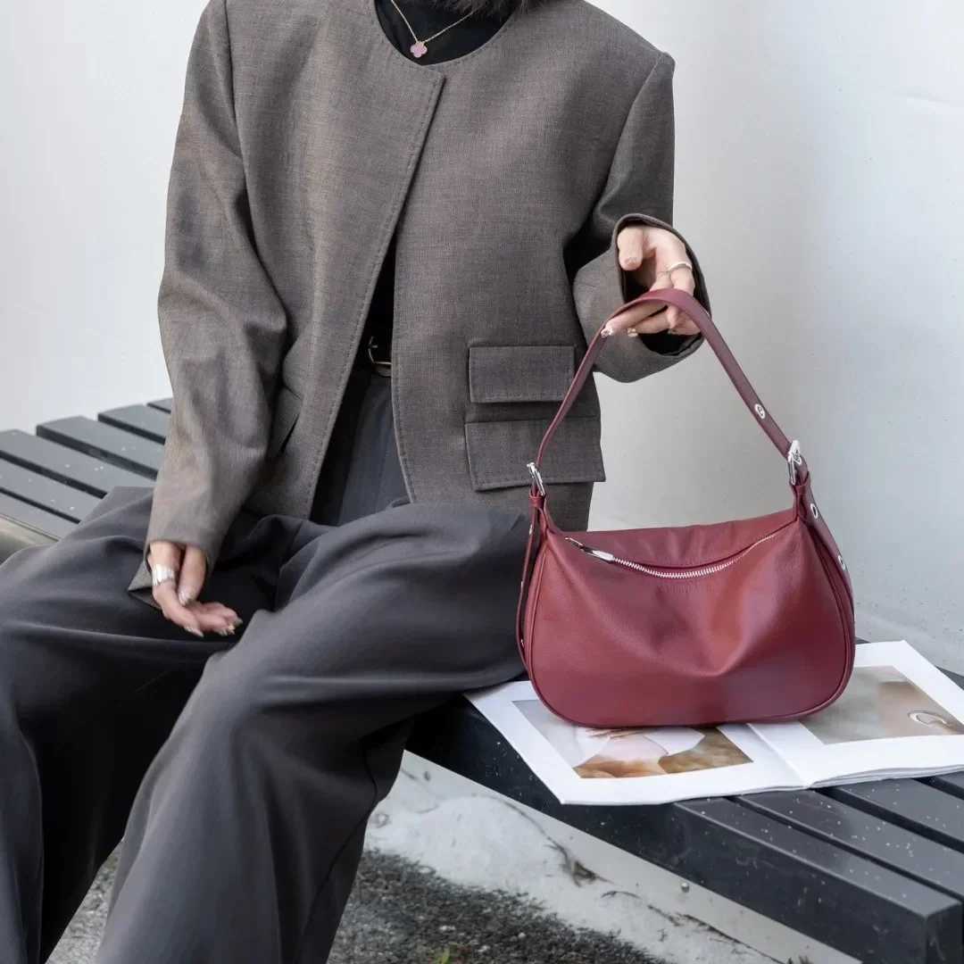 Womens Underarm Shoulder Bag Cow Leather Good Quality Fiable Versatile Commuting Handbag Real Cowhide Lady Crossbody HoboXJ250121