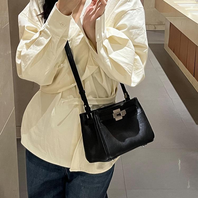 Bag Shallow Leather Armpit High-End And Niche Design, Versatile Commuting Single Shoulder Crossbody Bag, Medium Size