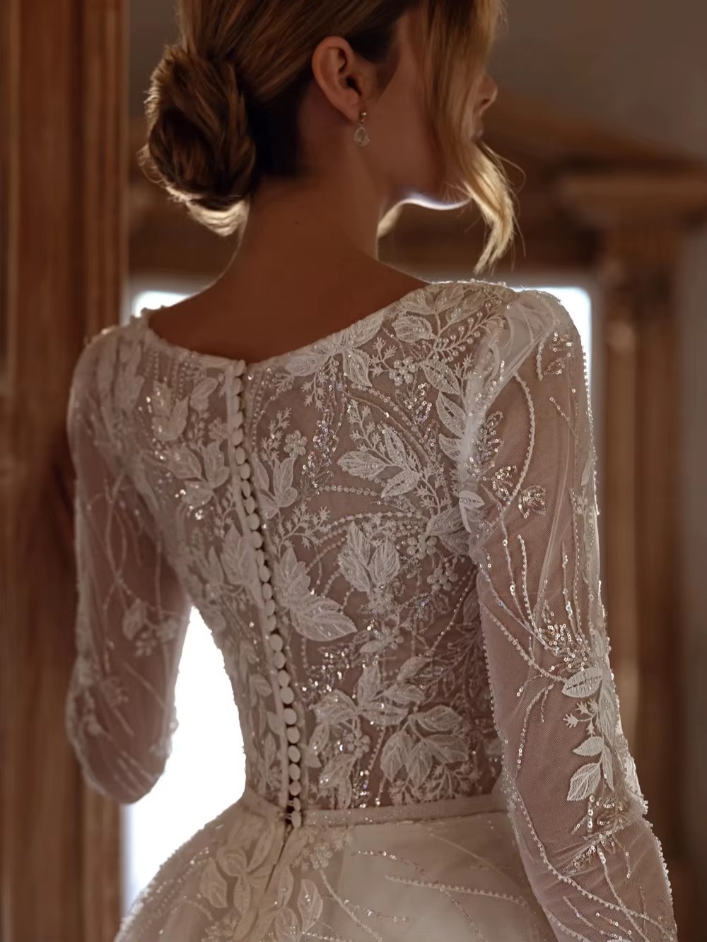 Classic A e Bridal Dress Appliques Beaded Wedding Scoop Neck Long Sleeves Gown Sweep Train Customized Dresses Vestido De Novia