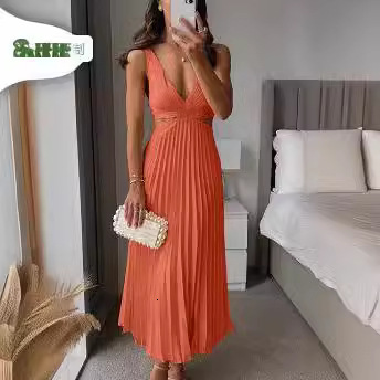 Summer 2025 New Designer Beach Skirt Elegant V-neck Sleeveless Hollow Out Sexy Backless Pleated Skirt