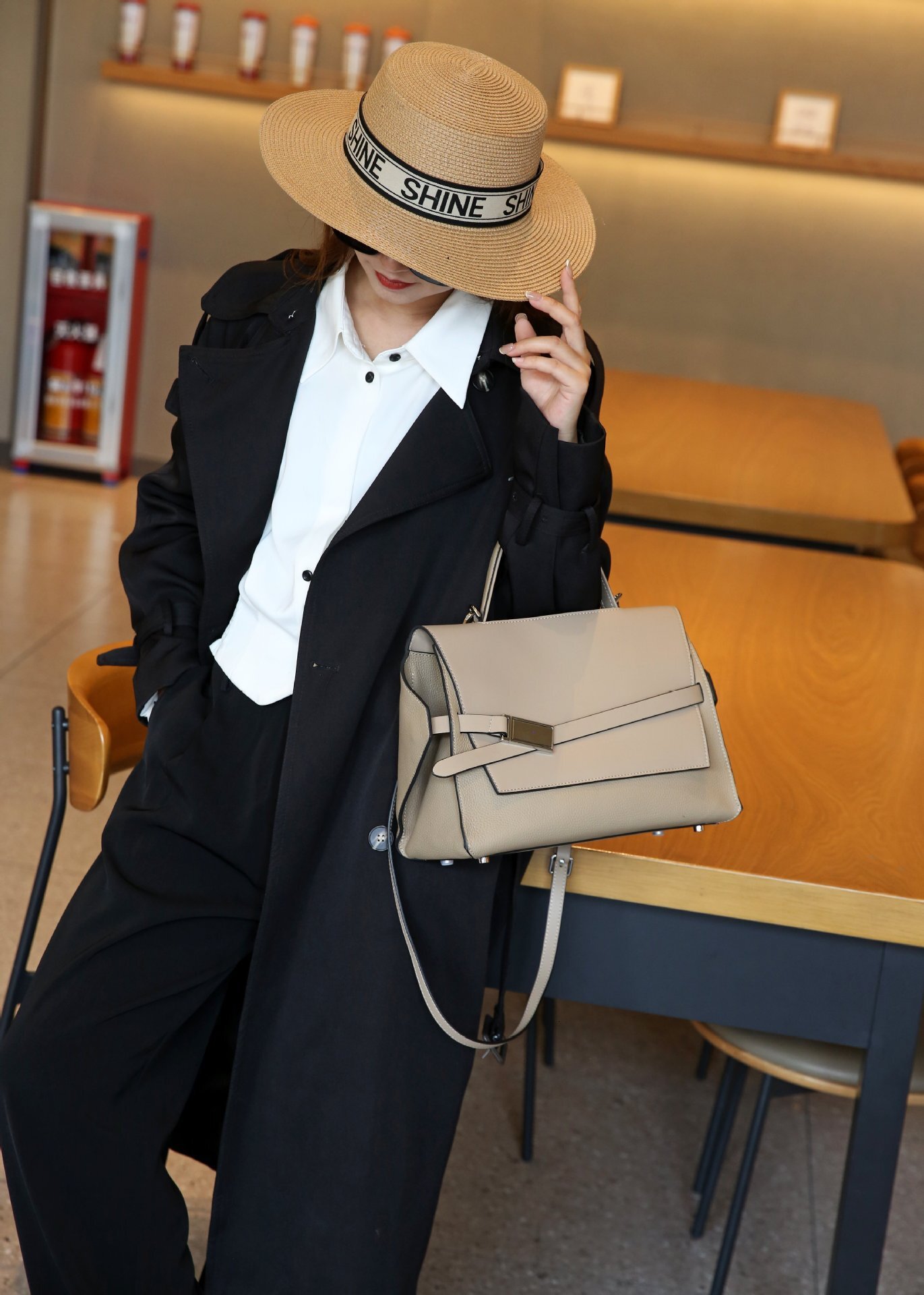 Leather fashion handbag, large capacity tote new niche design, single shoulder diagonal cross bag, female