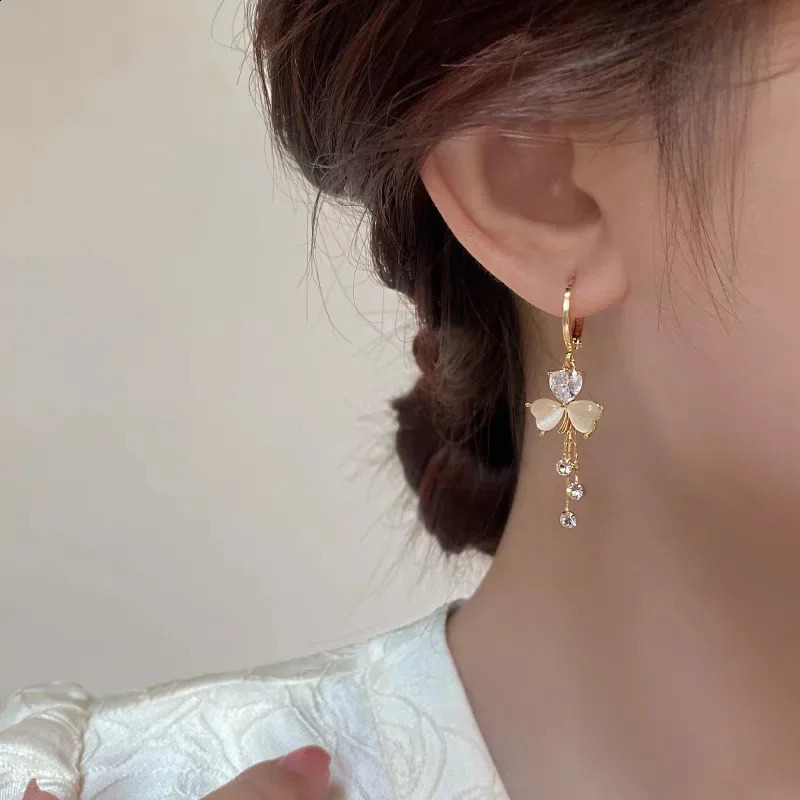 Temperature Clover crystal protein stone flower drop pendant earrings suitable for female charm gold tassel stud bridal jewelry accessories 250110