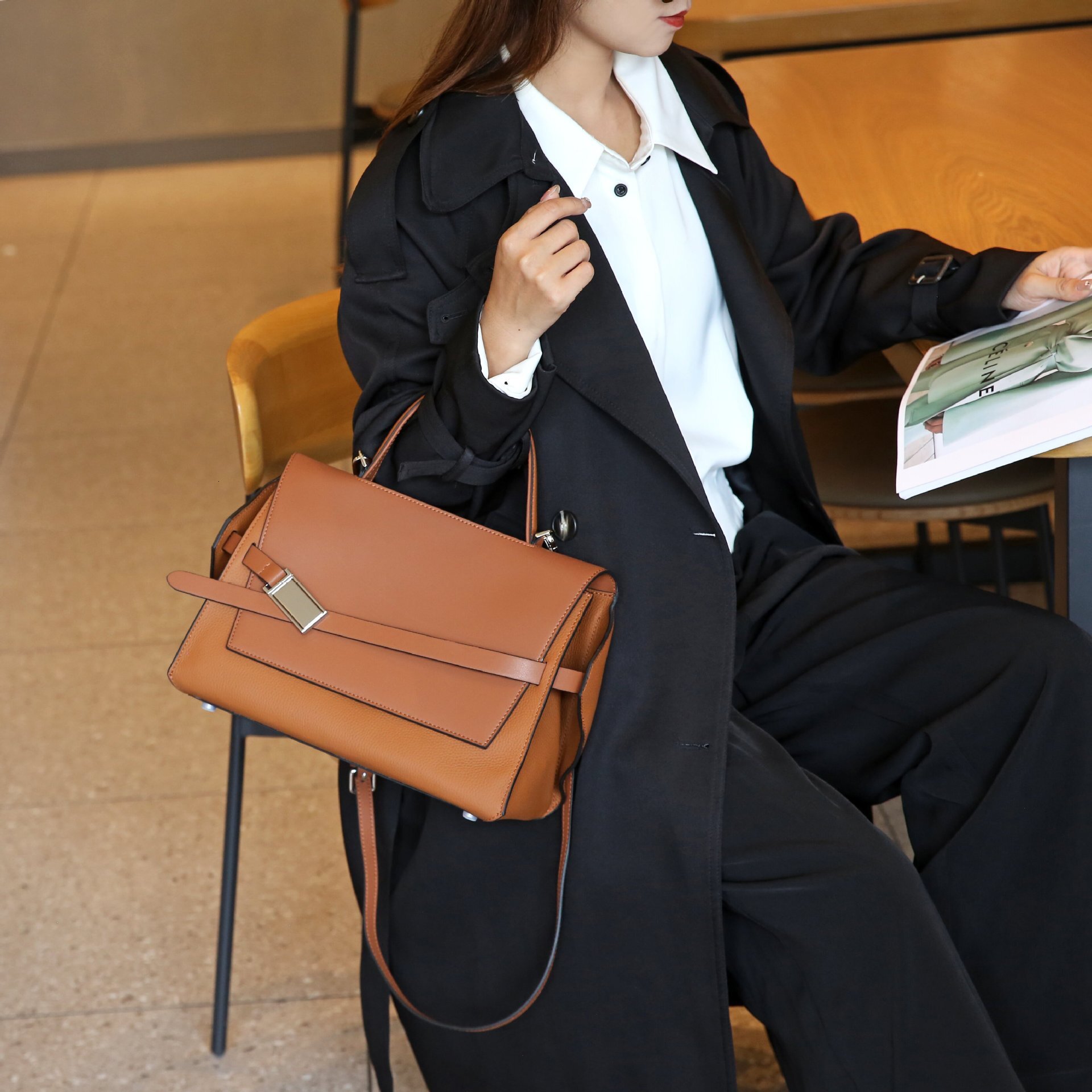 Leather fashion handbag, large capacity tote new niche design, single shoulder diagonal cross bag, female