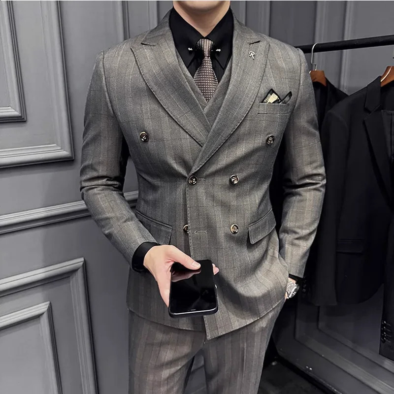 2024 Double Breasted Yarndyed Plaid Suit Waistcoat Trousers Highquality Grooms Wedding Dress Plaid Suit Threepiece Set 250121