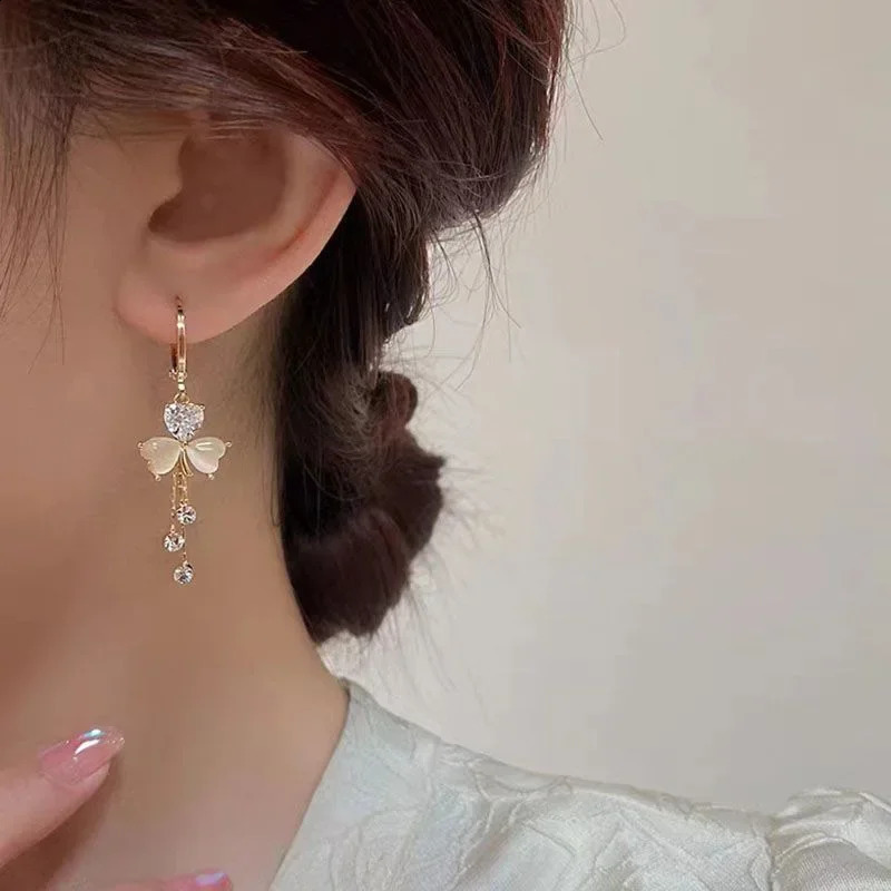 Temperature Clover crystal protein stone flower drop pendant earrings suitable for female charm gold tassel stud bridal jewelry accessories 250110