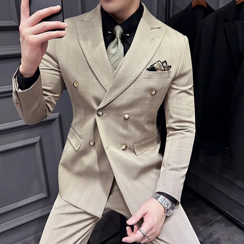 2024 Double Breasted Yarndyed Plaid Suit Waistcoat Trousers Highquality Grooms Wedding Dress Plaid Suit Threepiece Set 250121