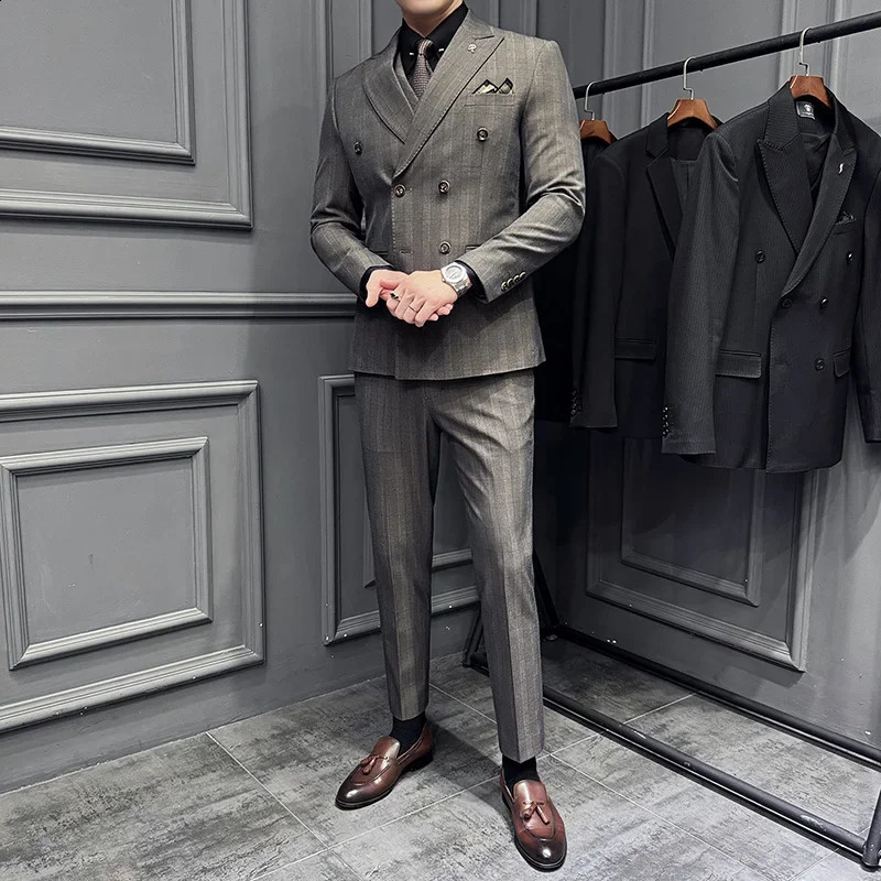 2024 Double Breasted Yarndyed Plaid Suit Waistcoat Trousers Highquality Grooms Wedding Dress Plaid Suit Threepiece Set 250121