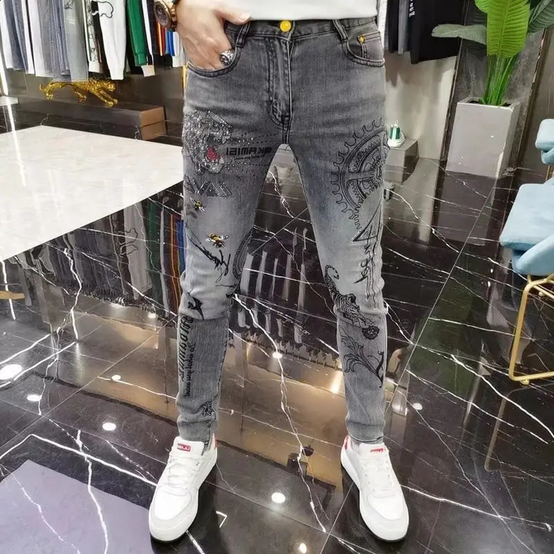 High-end European Korean Mens Slim Fit Jeans with Tiger Diamond Print for Casual Wear Spring Autumn Stretch Clothing Men 250120