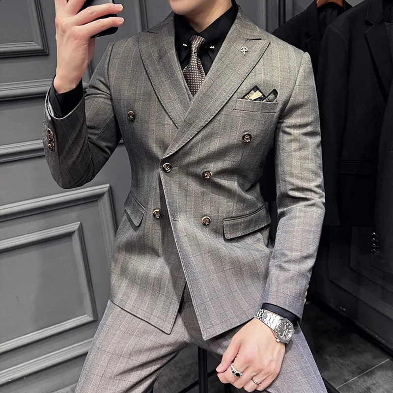 2024 Double Breasted Yarndyed Plaid Suit Waistcoat Trousers Highquality Grooms Wedding Dress Plaid Suit Threepiece Set 250121
