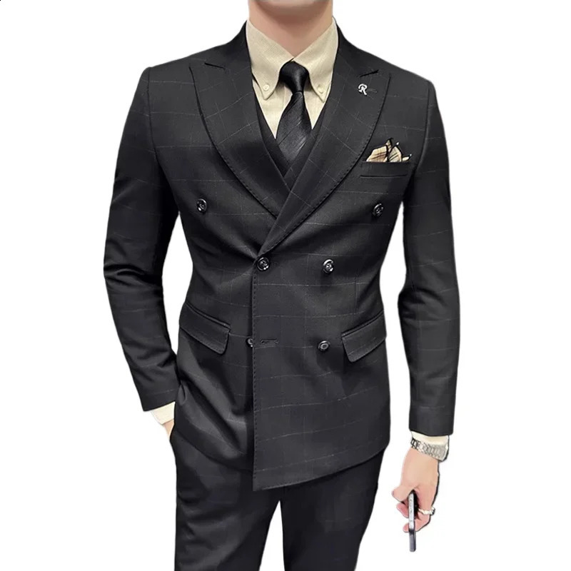 2024 Double Breasted Yarndyed Plaid Suit Waistcoat Trousers Highquality Grooms Wedding Dress Plaid Suit Threepiece Set 250121