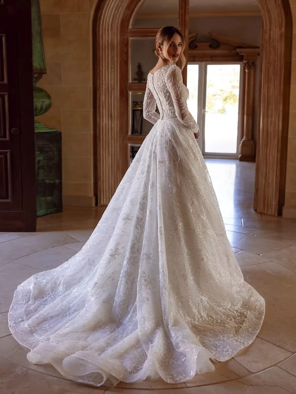 Classic A e Bridal Dress Appliques Beaded Wedding Scoop Neck Long Sleeves Gown Sweep Train Customized Dresses Vestido De Novia