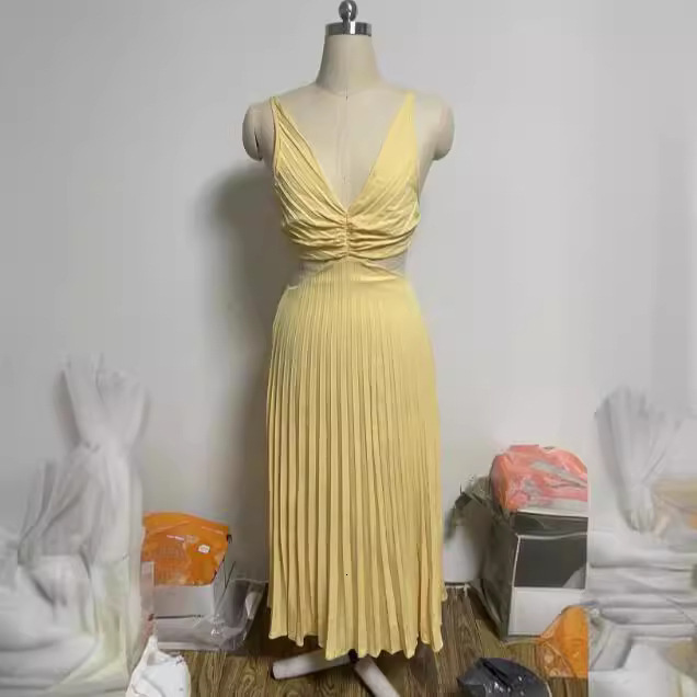 Summer 2025 New Designer Beach Skirt Elegant V-neck Sleeveless Hollow Out Sexy Backless Pleated Skirt