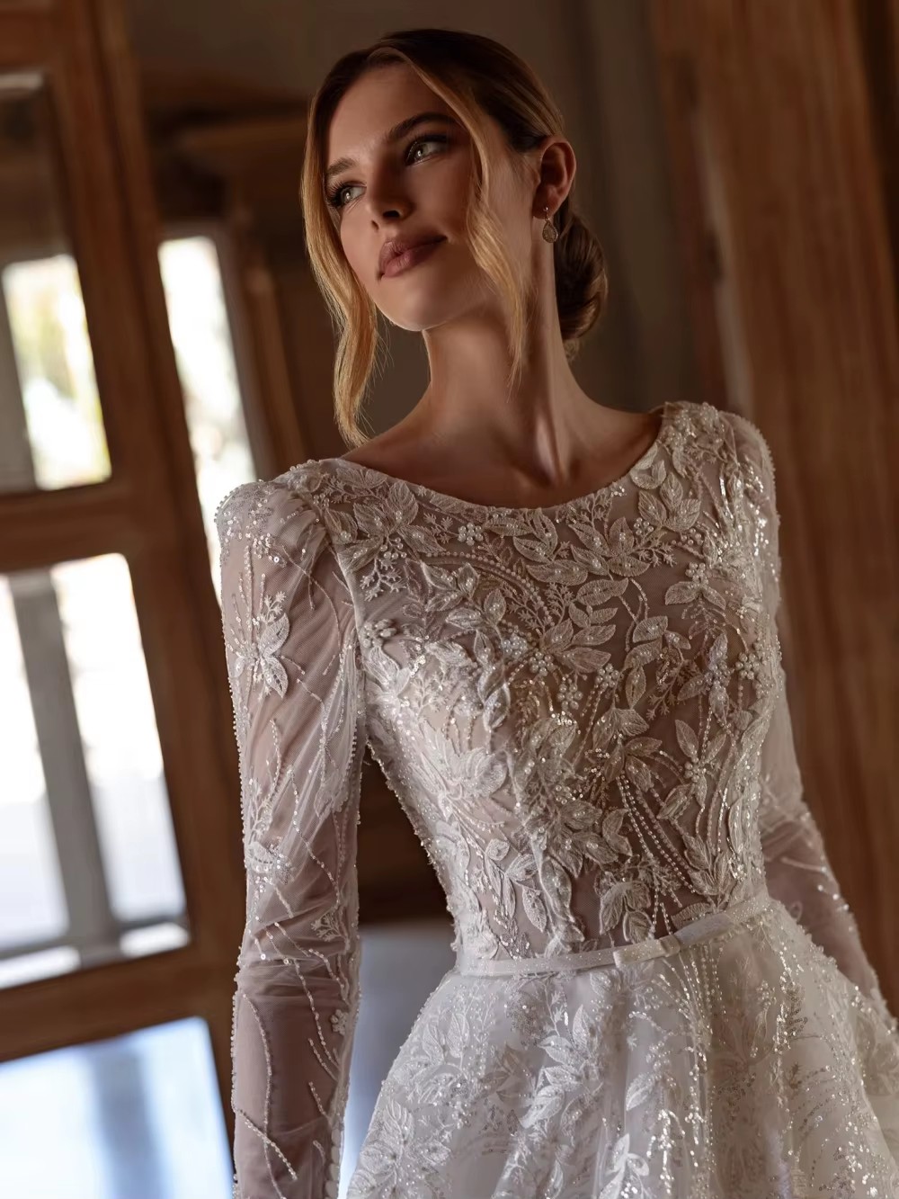 Classic A e Bridal Dress Appliques Beaded Wedding Scoop Neck Long Sleeves Gown Sweep Train Customized Dresses Vestido De Novia