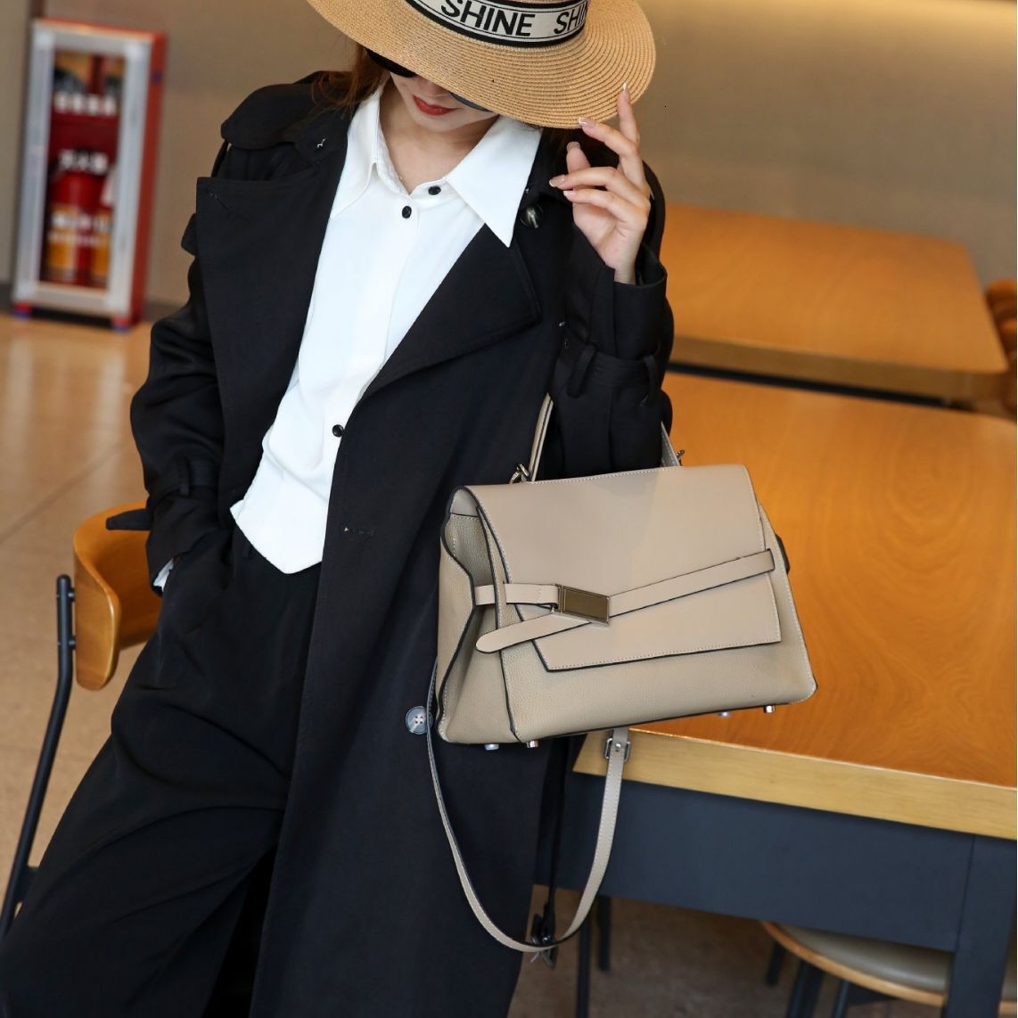 Leather fashion handbag, large capacity tote new niche design, single shoulder diagonal cross bag, female