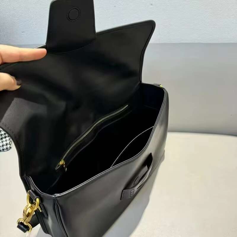 Leather Women's Underarm Designer Large Capacity Saddle Ladies Handbag Gold Coin Buckle Classic Exquisite Bag