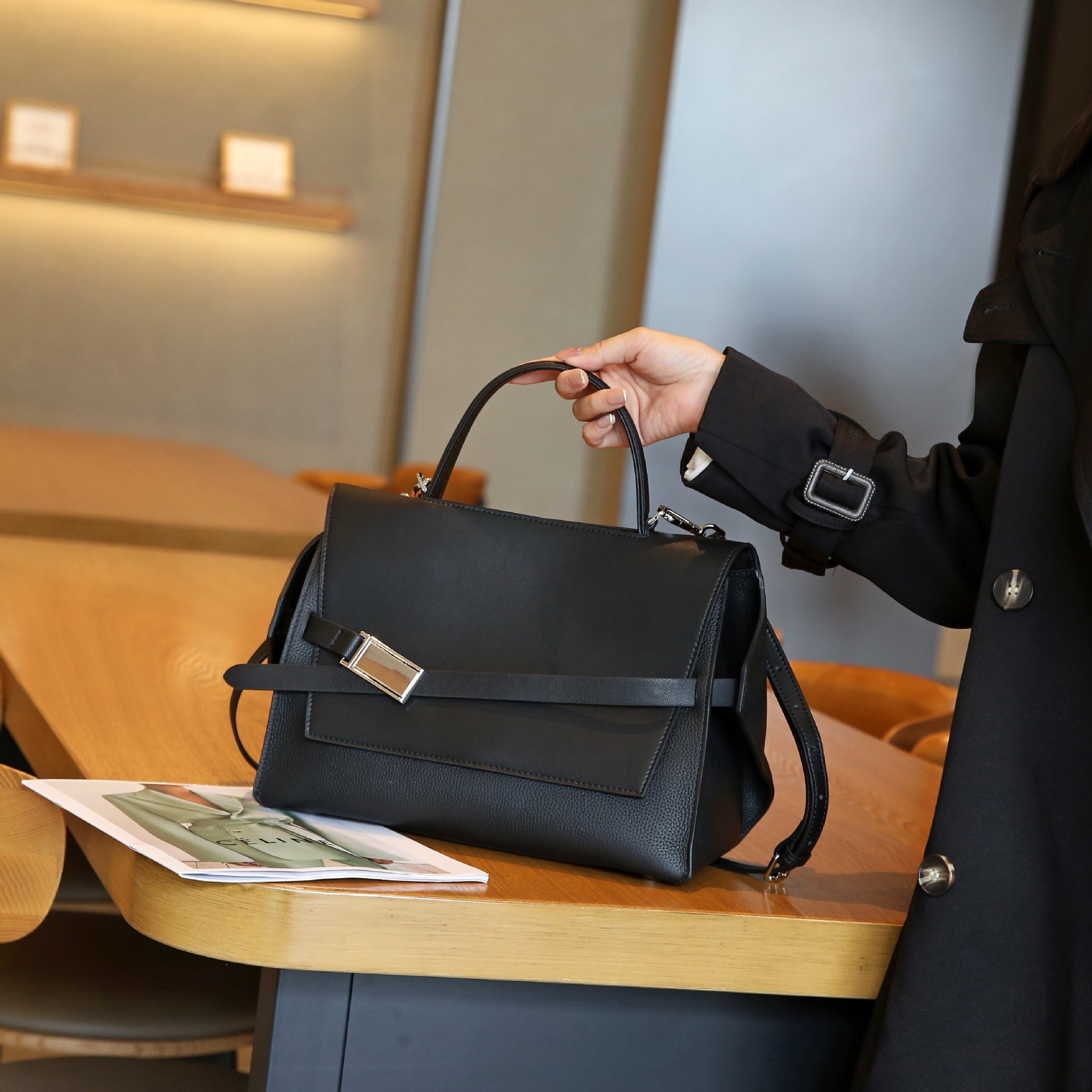 Leather fashion handbag, large capacity tote new niche design, single shoulder diagonal cross bag, female