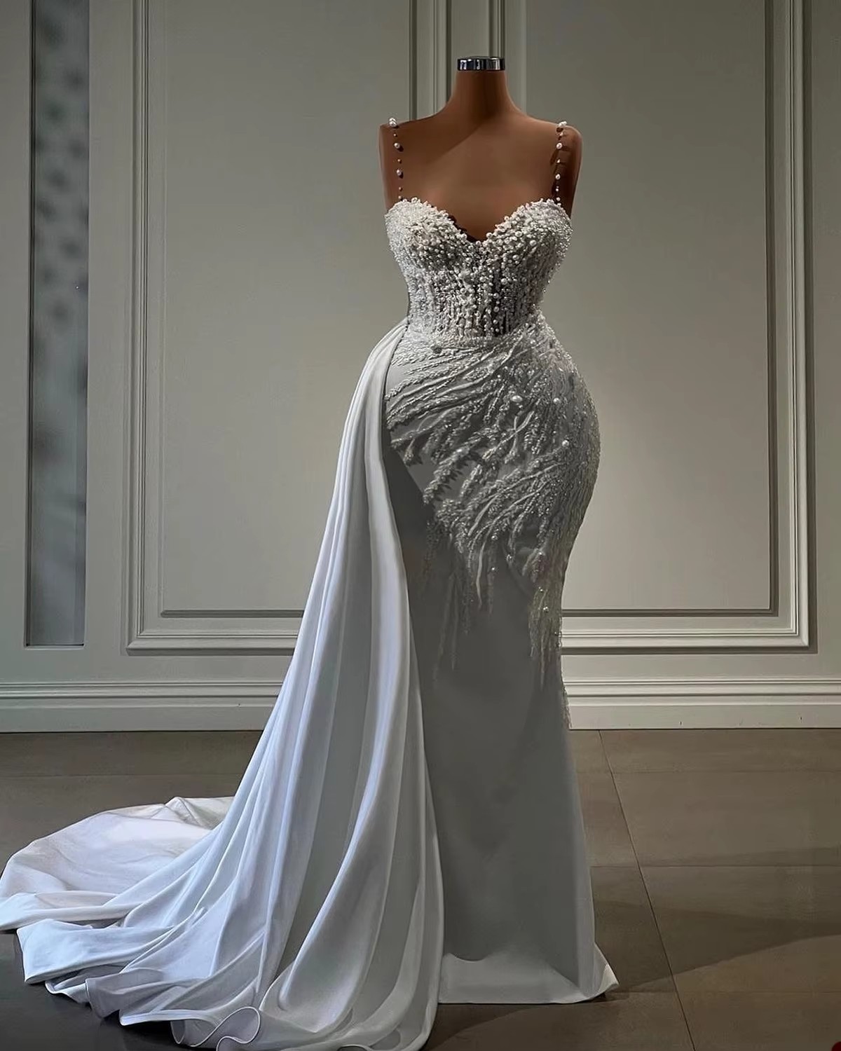 Elegant Mermaid Wedding Dresses For Women Sweetheart Neck Sleeveless Gown Pearls Sequins Detachable Train Customized Dress