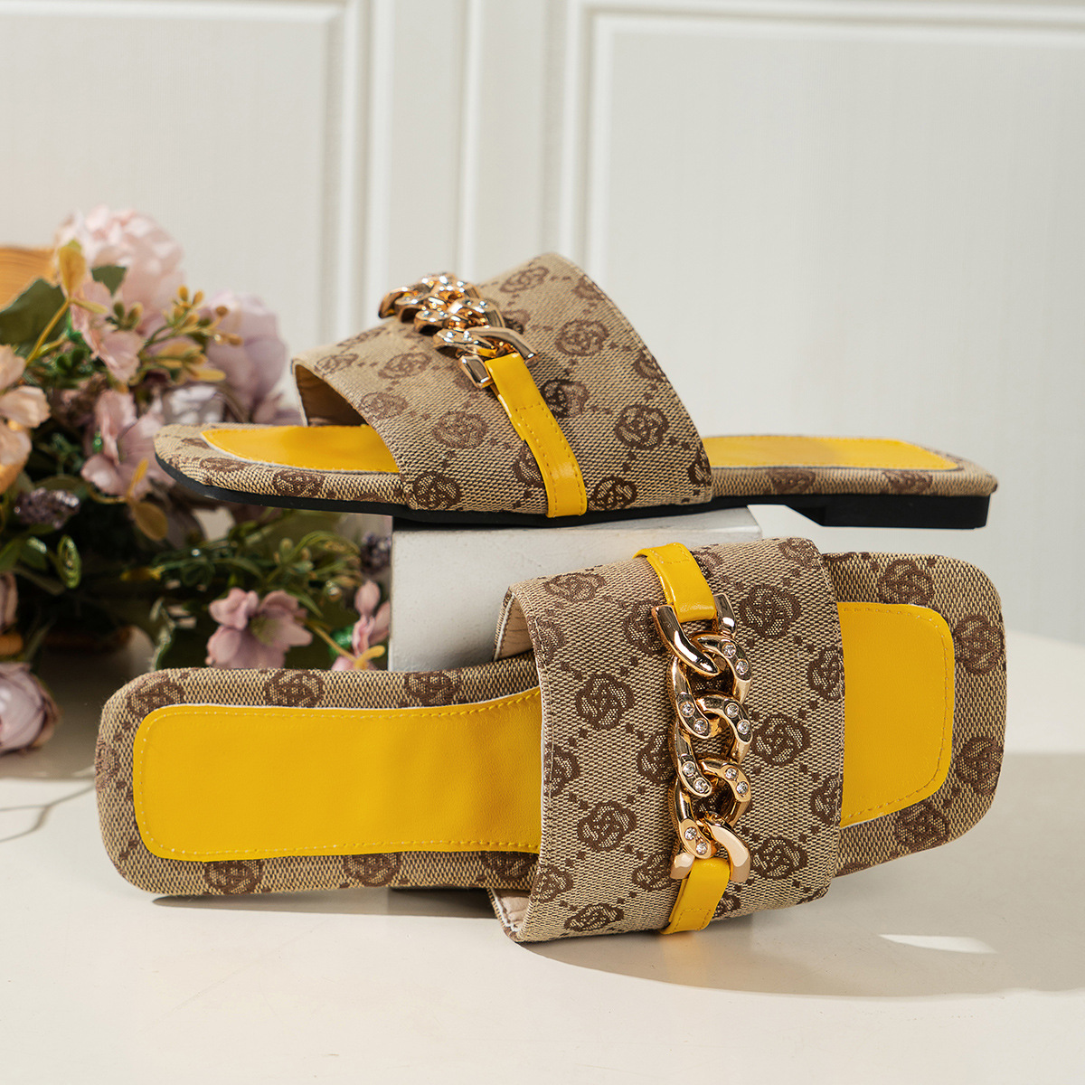 Foreign trade flat slippers female 2025 summer new chain square flip-flops fashion wear casual flip-flops