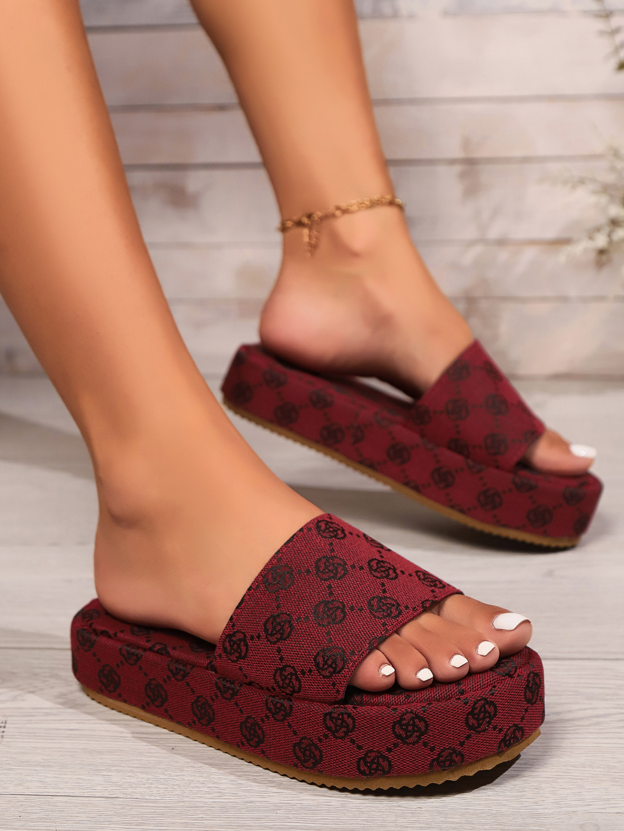 Large size 36-43 flat slippers women wear 2025 fashion new line beach slippers