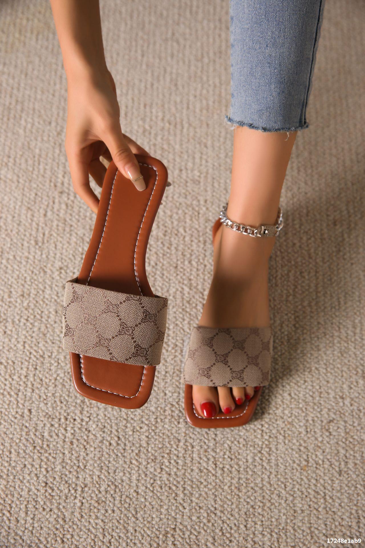 2025 summer new square head round head outside wearing beach slippers female flip-flops large size flat slippers 36-43