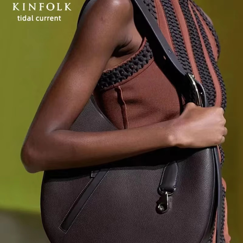 2025 Runway New Women Big Capacity Round Hand Warmer Package Neutral Wind Wide Shoulder Circular Casual Tote Bags Underarm Tide