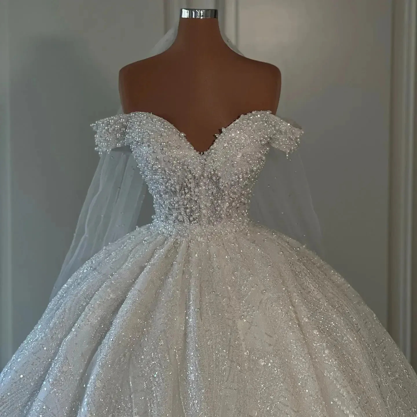 Exquisite Ball Gowns Wedding Dresses Off The Shoulder Princess Pearls Bridal Gown Sweep Train Sequins Custom Made Vestios Novias Robe De Mariage