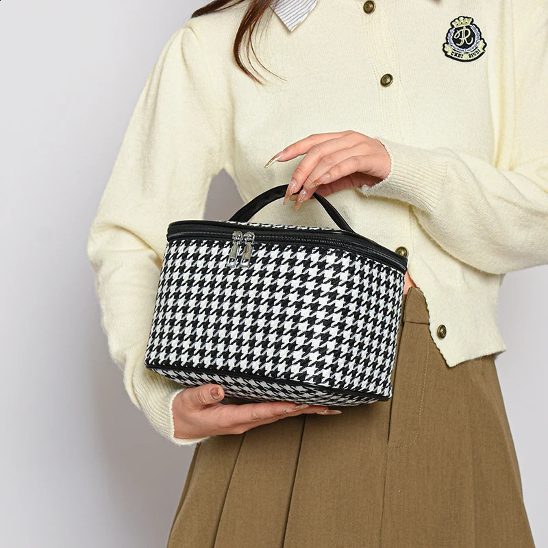 Simple Casual Plush Cloth Wash Garnish Storage Bag Fashion Versatile Portable Cute Checker Large Capacity Makeup Bags 250207