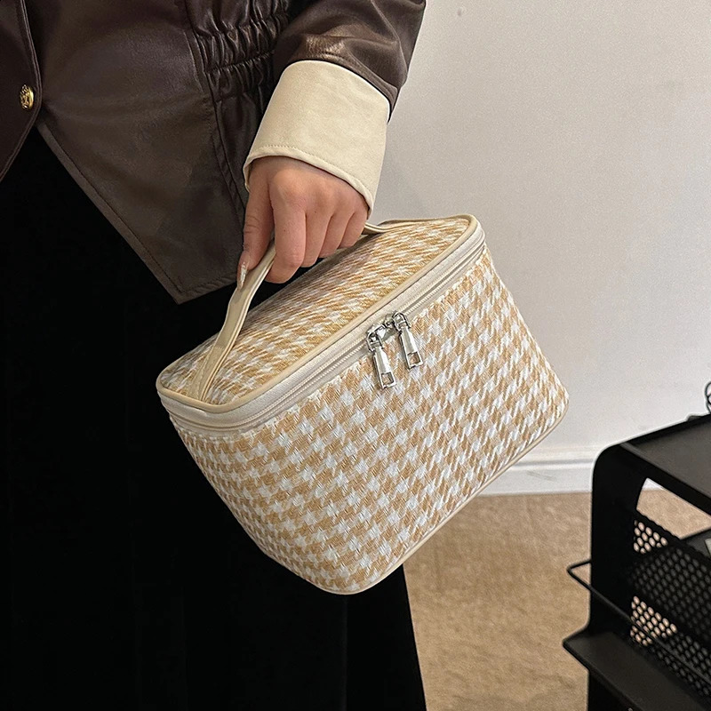 Simple Casual Plush Cloth Wash Garnish Storage Bag Fashion Versatile Portable Cute Checker Large Capacity Makeup Bags 250207