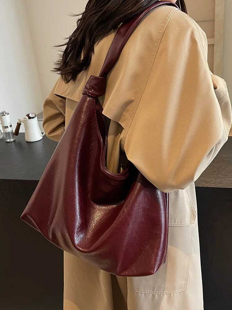 Ladies Vintage Burgundy Large Capacity Cmuting Tote Bag 2024 New Magnetic Buckle Closed Crossbody Bag Classic Shoder Bags Z250205