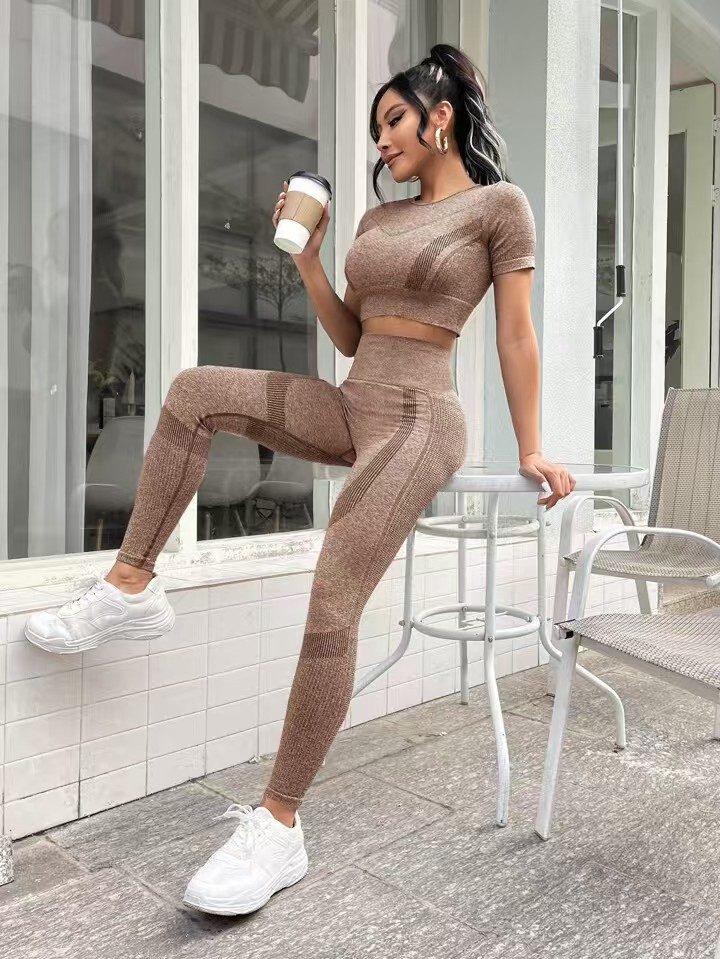 Designer European and American women's high-end versatile yoga suit short sleeved peach hip pants fitness suit casual sports suit