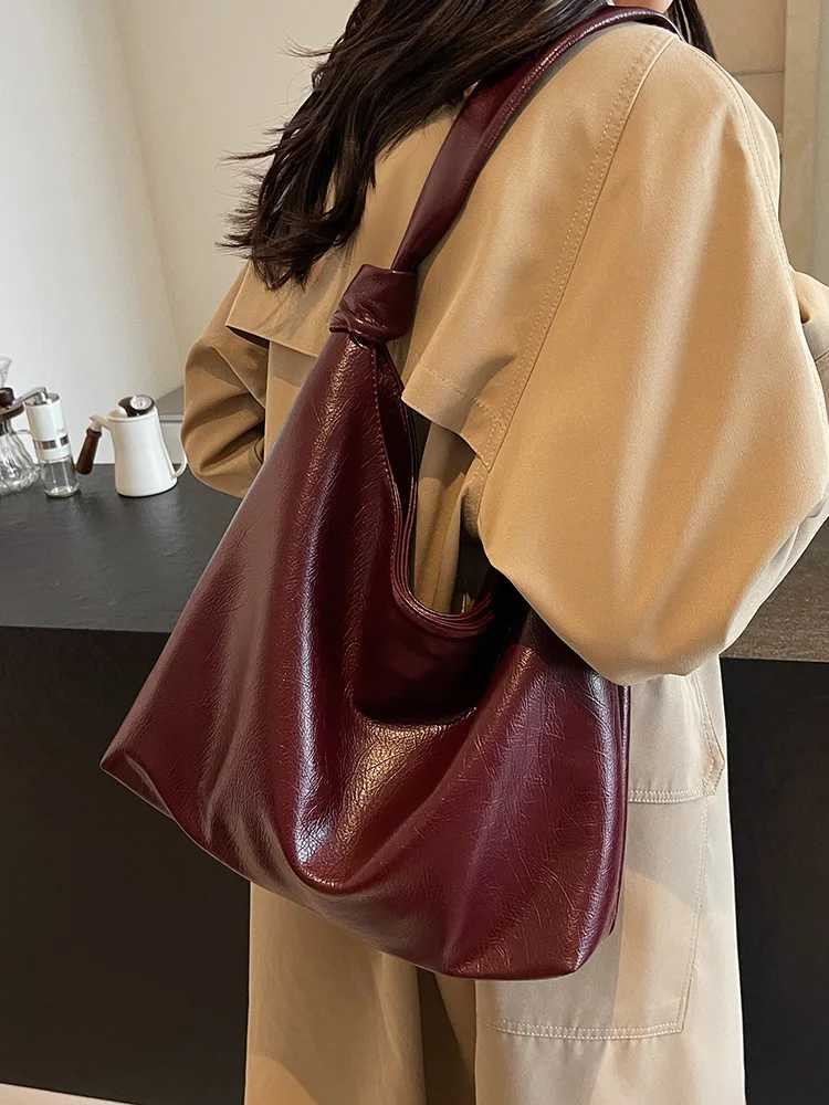 Ladies Vintage Burgundy Large Capacity Cmuting Tote Bag 2024 New Magnetic Buckle Closed Crossbody Bag Classic Shoder Bags Z250205