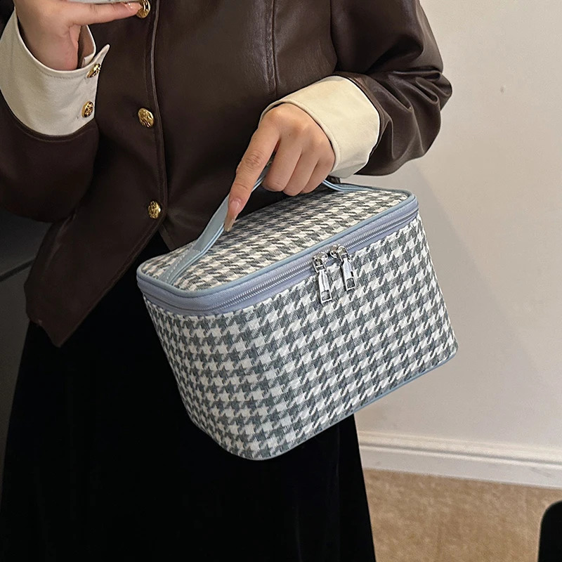 Simple Casual Plush Cloth Wash Garnish Storage Bag Fashion Versatile Portable Cute Checker Large Capacity Makeup Bags 250207