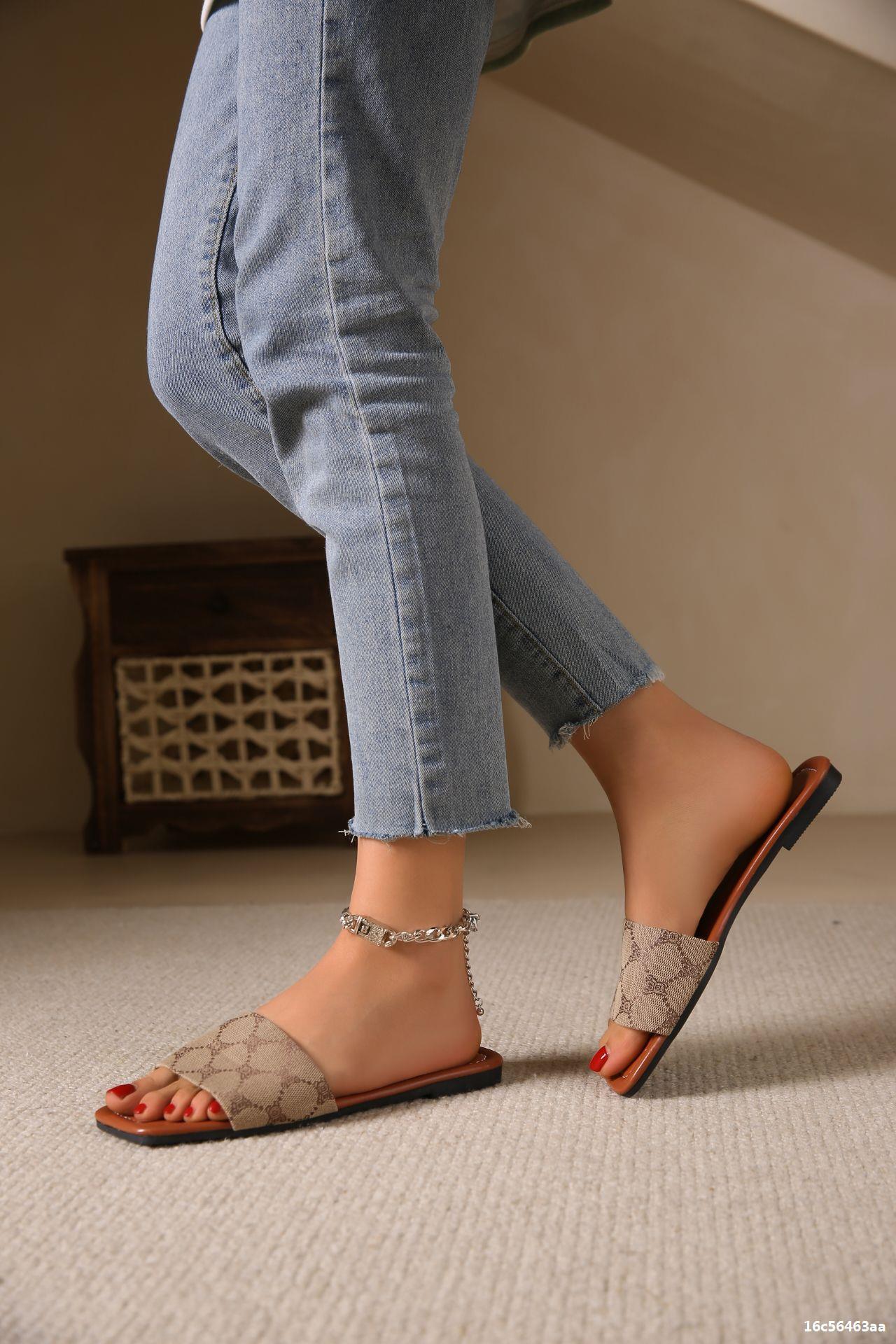2025 summer new square head round head wearing beach slippers flip-flops large size flat slippers 36-43
