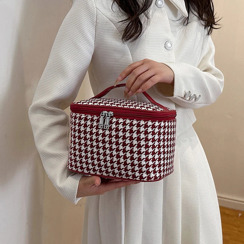 Simple Casual Plush Cloth Wash Garnish Storage Bag Fashion Versatile Portable Cute Checker Large Capacity Makeup Bags 250207