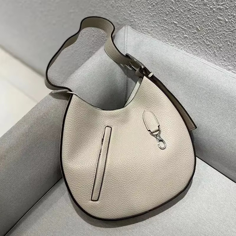 2025 Runway New Women Big Capacity Round Hand Warmer Package Neutral Wind Wide Shoulder Circular Casual Tote Bags Underarm Tide
