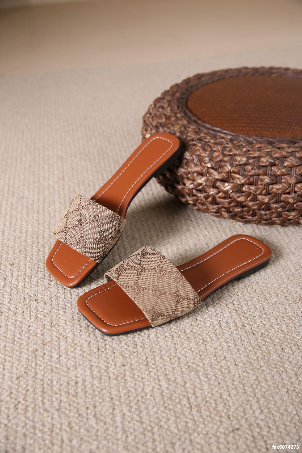 2025 summer new square head round head outside wearing beach slippers female flip-flops large size flat slippers 36-43