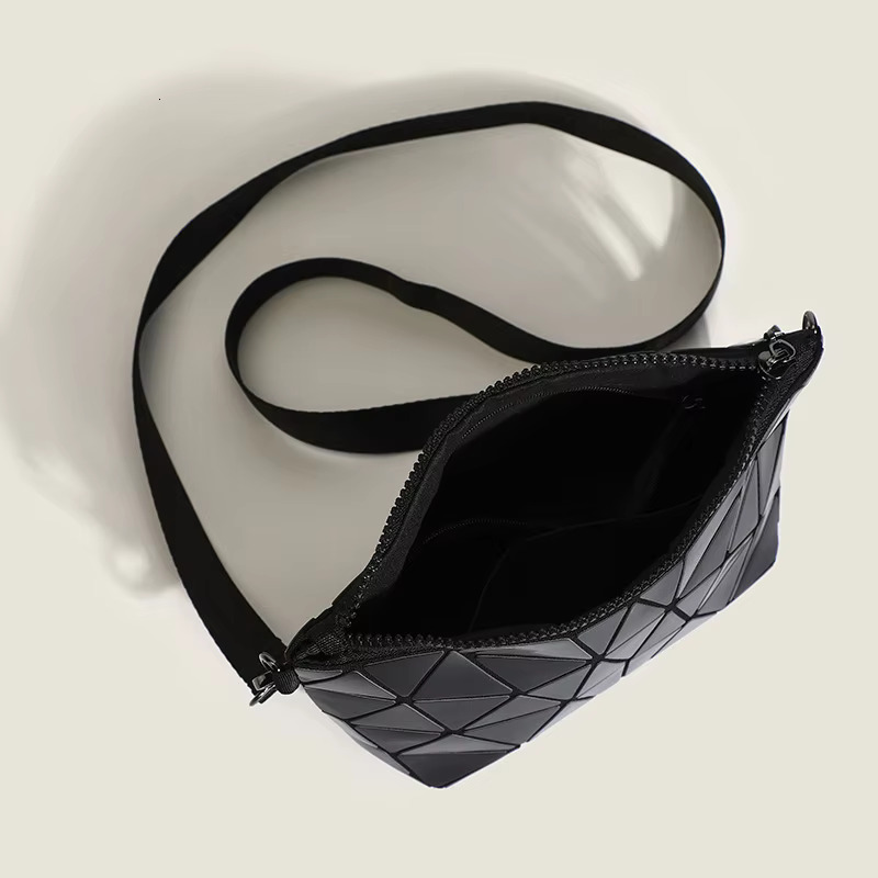 Summer New Niche Design Geometric Luminous Small Chain Single Shoulder Crossbody Dumpg Bag, Mini Bag Hand Bags PVC Casual