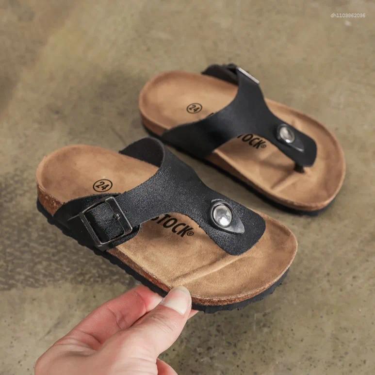 Slippers Rivet Women Summer Rubber Flip Flops Luxury Slides Sliders Shoes Pantofle Low Hawaiian Designer 2025 Metal Decoration F