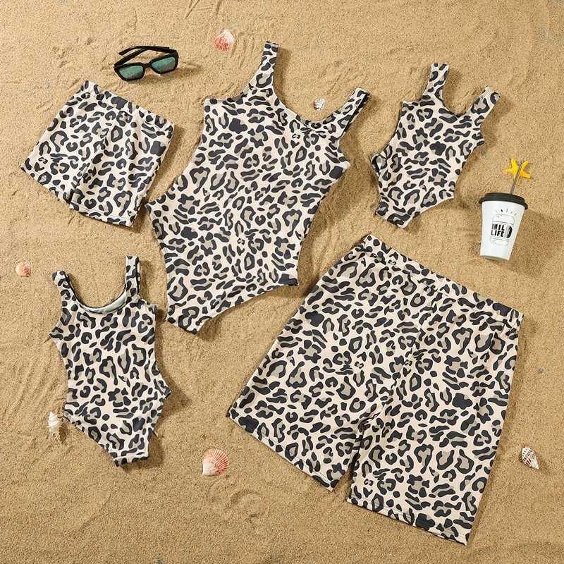 Mommy and Daughter Matching Clothes Family Swimwear Women Baby Girls One-piece Suit Men Boys Swimming Shorts Beachwear Bikinis W250207