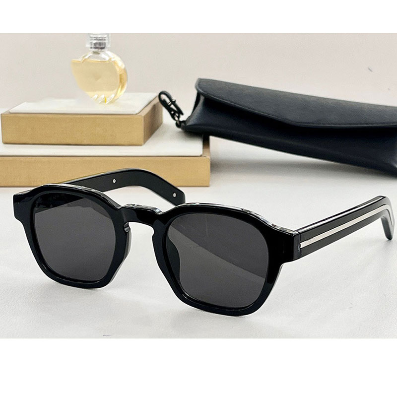 Designer with iconic metal plaque Acetate framework Nylon lenses Luxury elegant personalized outdoors sunglasses