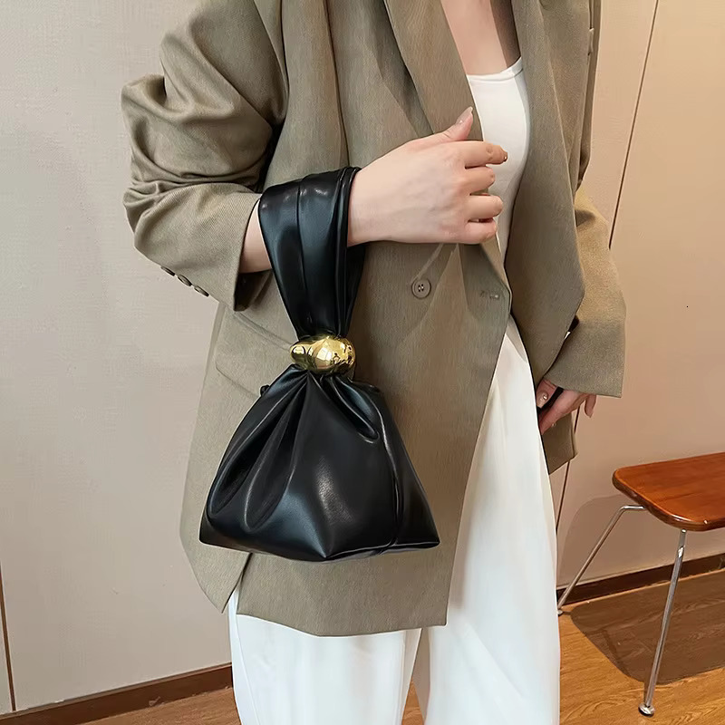 Personalized Soft PU Leather Clutch Bag Designer Women Pleated Bucket Pouch Temperament Side Zipper Party Evening Bags PU Cartoon