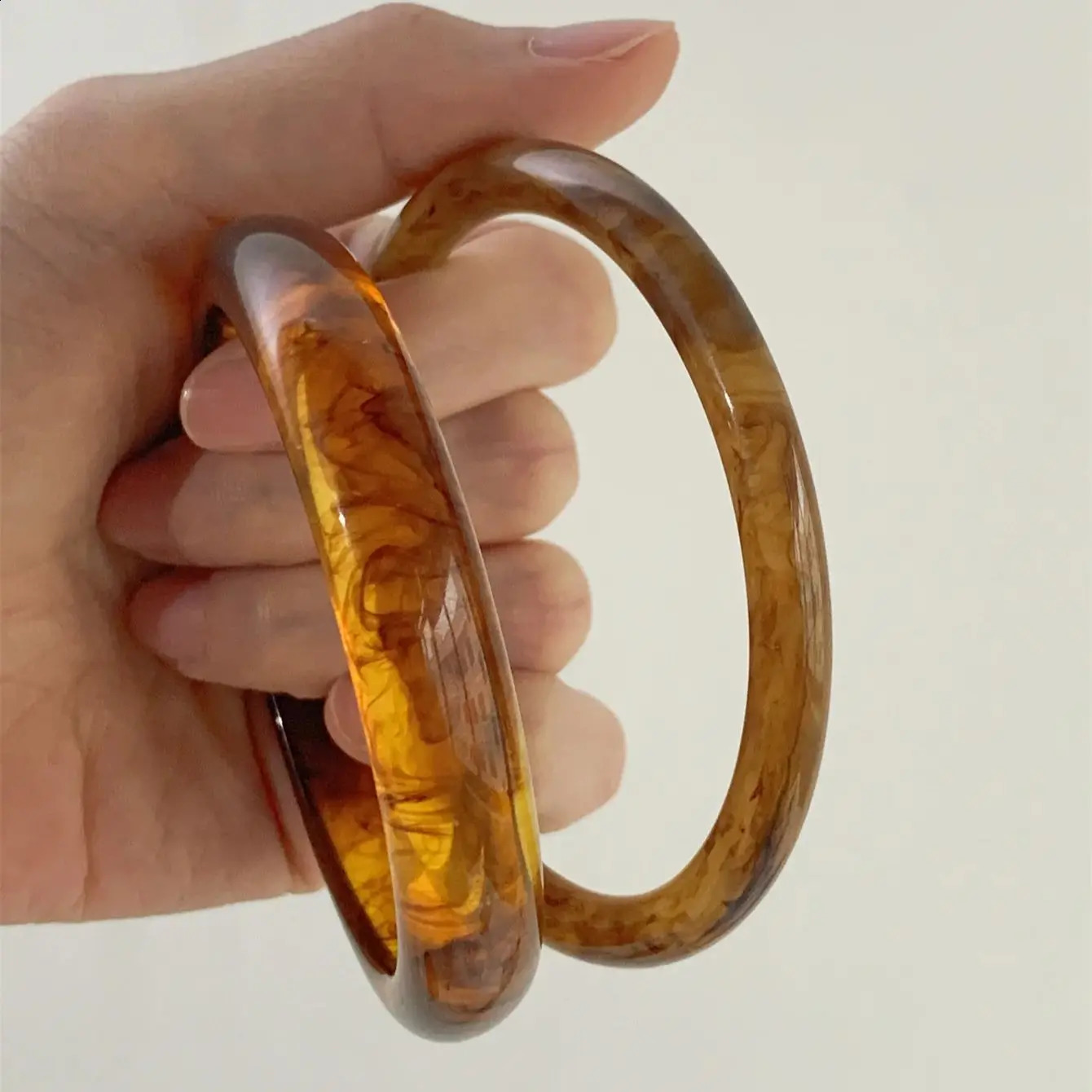2-piece set of retro resin bracelets for womens temperament high-end fashion gifts versatile for daily use 250206