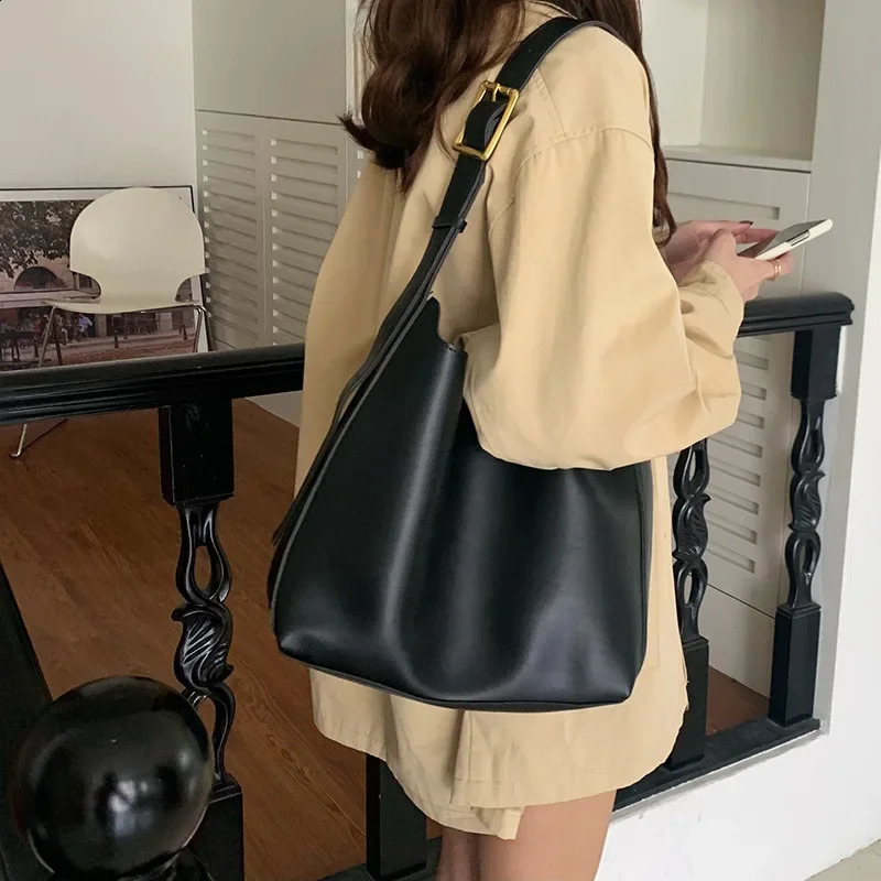 Versatile Large Capacity Tote Bag for Womens Lazy Style Mother and Child Water Bucket Retro Brown One Shoulder Crossbod 250206