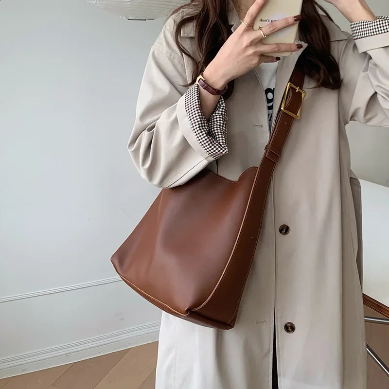 Versatile Large Capacity Tote Bag for Womens Lazy Style Mother and Child Water Bucket Retro Brown One Shoulder Crossbod 250206